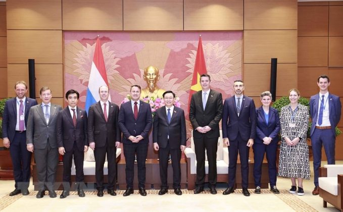 Chủ tịch Quốc hội Vương Đ&igrave;nh Huệ, Thủ tướng Luxembourg Xavier Bettel với c&aacute;c đại biểu. (Ảnh: Do&atilde;n Tấn/TTXVN)