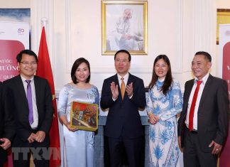 Chủ tịch nước gặp mặt cán bộ ĐSQ và cộng đồng người Việt Nam tại Anh