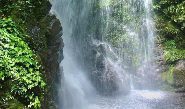 Chảy về hồ Ng&agrave;n Trươi được v&iacute; như dải lụa mềm vắt qua rừng n&uacute;i, tung bọt trắng x&oacute;a b&ecirc;n những v&aacute;ch đ&aacute; cheo leo, hiểm trở