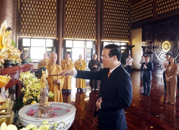 7 min 49 576x420 - Chủ tịch nước chúc mừng Đại lễ Phật đản tại TP.HCM