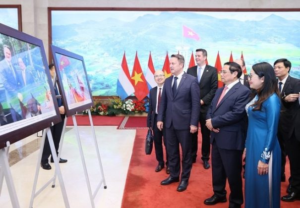 Thủ tướng Phạm Minh Ch&iacute;nh v&agrave; Thủ tướng Đại C&ocirc;ng quốc Luxembourg Xavier Bettel tham quan Trưng b&agrave;y ảnh của Th&ocirc;ng tấn x&atilde; Việt Nam về hợp t&aacute;c giữa Việt Nam-Luxembourg 2
