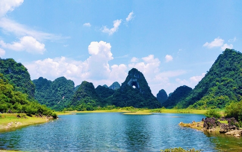 Núi Mắt Thần hay còn được gọi là núi Thủng là một ngọn núi có hình dáng độc nhất vô nhị, nằm sâu trong khu vực núi rừng tại bản Danh, huyện Trùng Khánh.