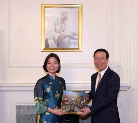 7 min 7 468x420 - Chủ tịch nước gặp mặt cán bộ ĐSQ và cộng đồng người Việt Nam tại Anh