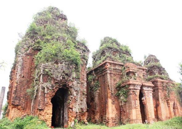 Chi&ecirc;m ngưỡng bộ ba th&aacute;p Champa hơn ng&agrave;n năm tuổi tại Quảng Nam