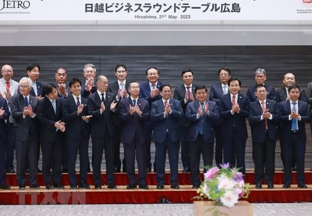 Thủ tướng Phạm Minh Ch&iacute;nh v&agrave; c&aacute;c đại biểu chụp ảnh chung tại Tọa đ&agrave;m kinh doanh Việt Nam-Nhật Bản.