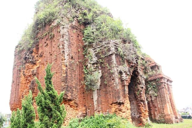 C&aacute;c nh&agrave; nghi&ecirc;n cứu cho rằng th&aacute;p Nam được x&acirc;y dựng đầu ti&ecirc;n, lớn nhất trong nh&oacute;m, cấu tr&uacute;c gần như 2 th&aacute;p kia, nhưng tr&ecirc;n mỗi mặt tường chỉ c&oacute; 4 trụ ốp tường