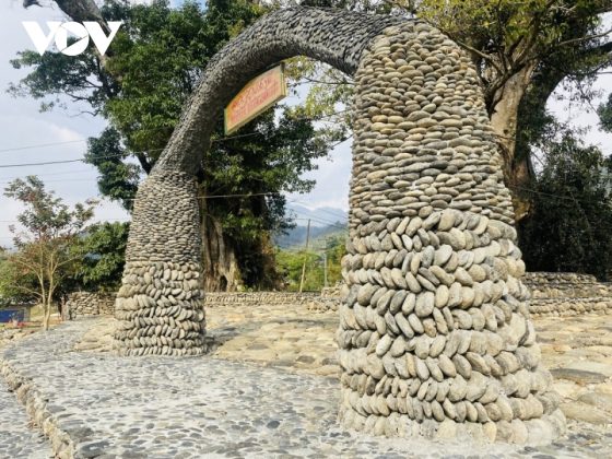 Một trong những chiếc cổng ch&agrave;o được kết từ đ&aacute; hết sức độc đ&aacute;o, đẹp mắt.