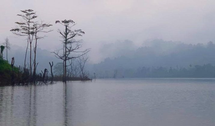 V&agrave;o m&ugrave;a H&egrave;, những l&uacute;c s&aacute;ng sớm sương m&ugrave; vương vấn mặt hồ Ng&agrave;n Trươi, tạo kh&ocirc;ng gian l&atilde;ng mạn, kỳ th&uacute;