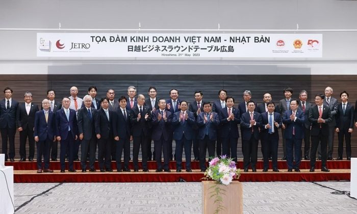 Thủ tướng Phạm Minh Ch&iacute;nh v&agrave; c&aacute;c đại biểu chụp ảnh chung tại Tọa đ&agrave;m kinh doanh Việt Nam-Nhật Bản 2