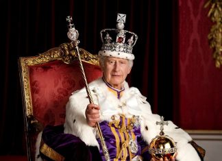 Ảnh chân dung chính thức đầu tiên của Vua Charles III sau đăng quang Ảnh chân dung chính thức đầu tiên của Vua Charles III sau đăng quang