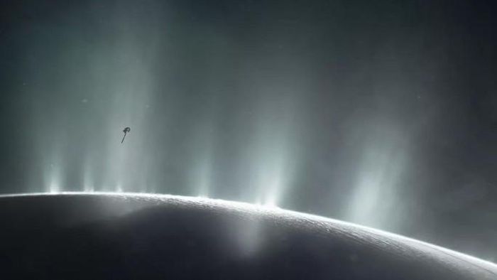 Be mat Enceladus min - Robot NASA chưa kịp đến, tín hiệu 'vàng' từ nơi có thể có sự sống đã xuất hiện