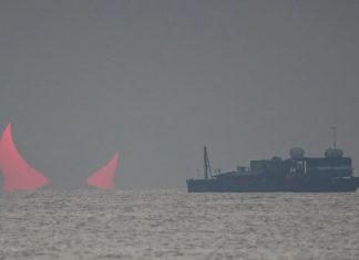 Câu chuyện đằng sau bức ảnh 'sừng quỷ' nổi trên biển