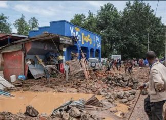 Video: Nhà cửa chìm trong dòng lũ ở Rwanda, ít nhất 127 người chết