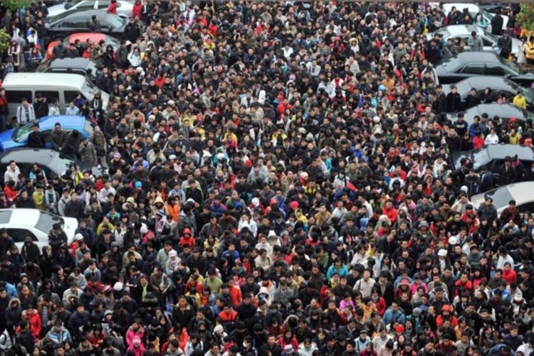 Cán mốc 100 triệu dân: Cơ hội và áp lực