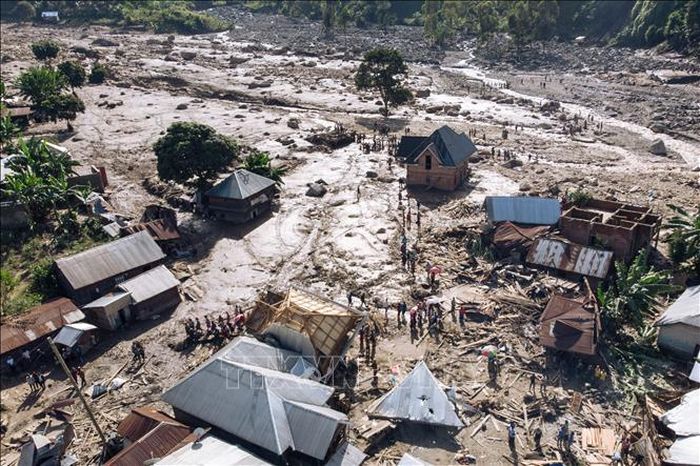 Canh tan pha sau nhung tran mua lon - Lũ lụt ở Congo: Số nạn nhân thiệt mạng tăng lên 394 người