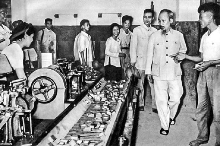 Chu tich Ho Chi Minh tham Nha may diem Thong Nhat min - Vận dụng tư tưởng Hồ Chí Minh về học tập suốt đời vào xây dựng xã hội học tập hiện nay