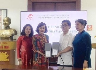 Tiếp nhận tài liệu của Nhà văn Sơn Tùng do gia đình trao tặng