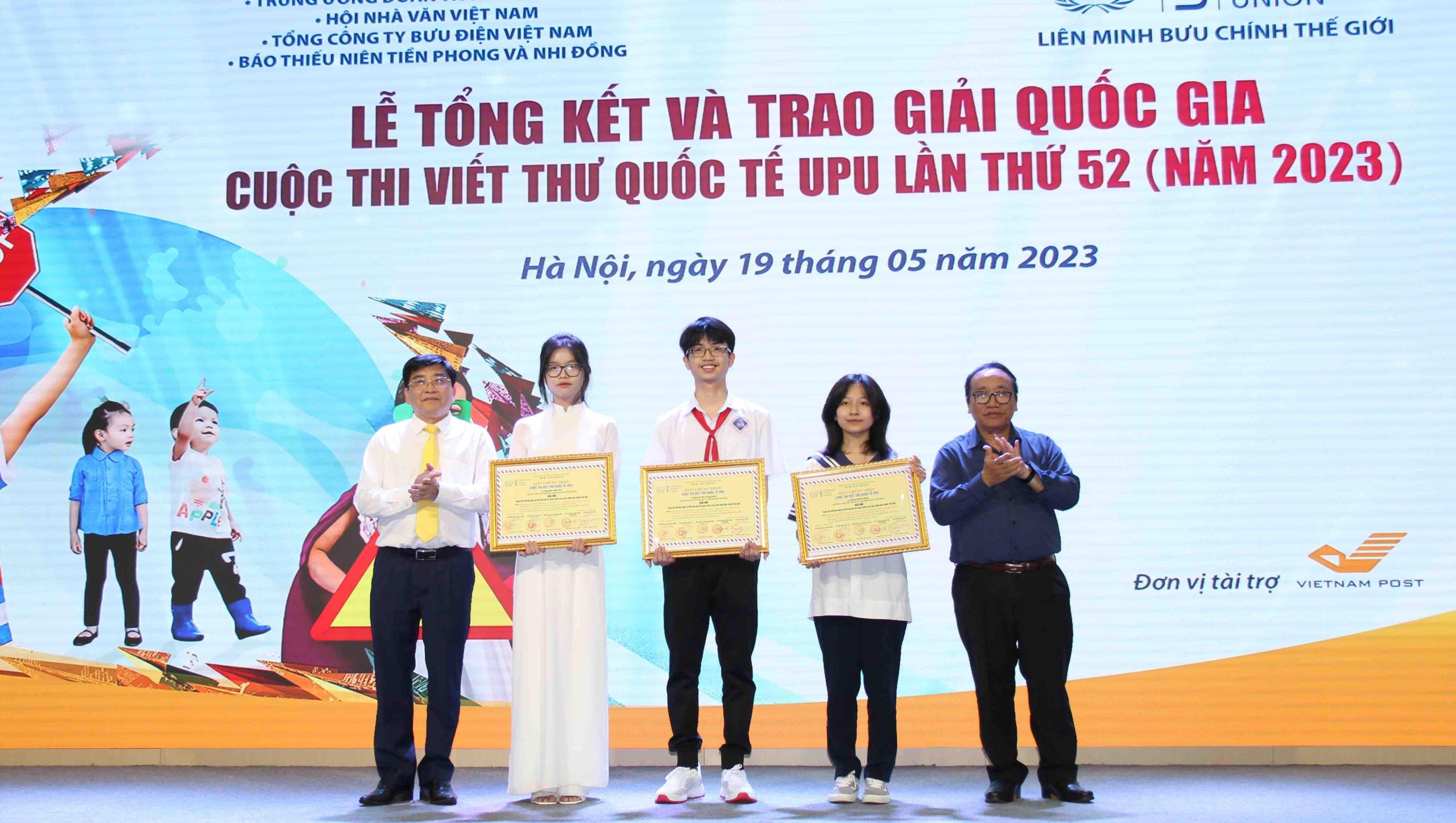 Đại diện ban tổ chức trao giải cho các em học sinh đạt giải Nhì.