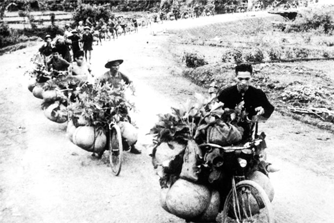 Dân công thồ hàng phục vụ chiến dịch Điện Biên Phủ