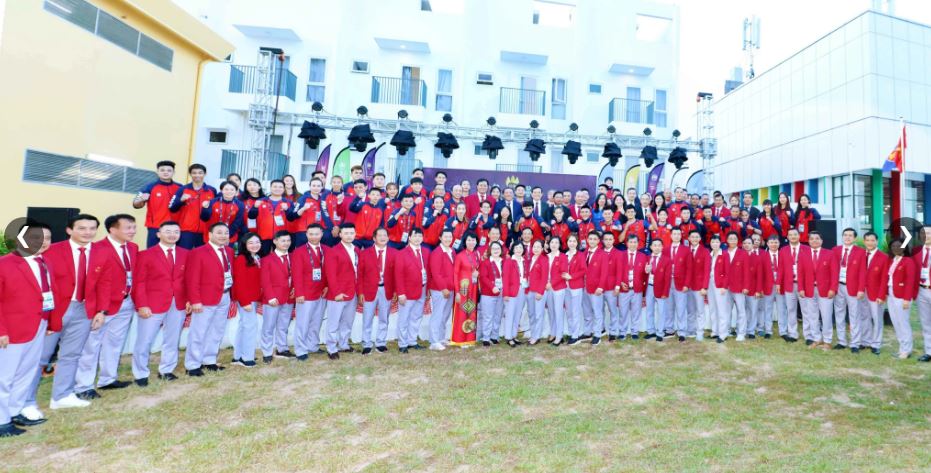 Đoàn công tác của Phó Thủ tướng chụp ảnh lưu niệm với thành viên Đoàn Thể thao Việt Nam.