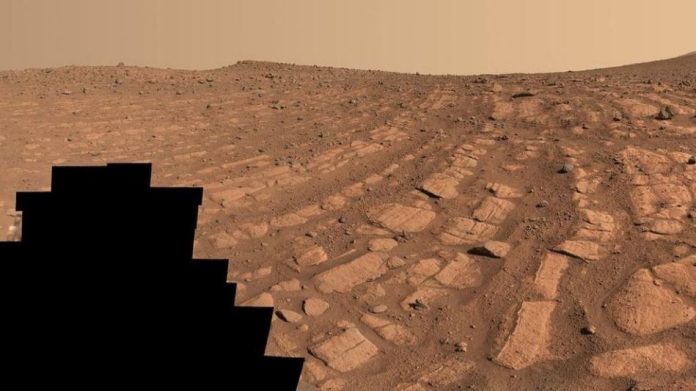 Xe thăm dò của NASA trên Sao Hỏa gửi về hình ảnh gây bất ngờ