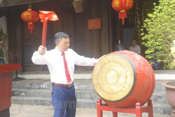 Lãnh đạo phường Cầu Dền nổi trống khai hội. 