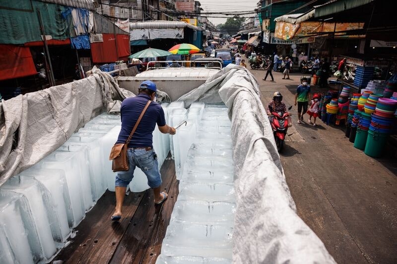 Mot cong nhan dang xu ly khoi da lanh trong dot nang nong o Bangkok min - Lời cảnh báo thế giới từ kỷ lục nhiệt ở châu Á