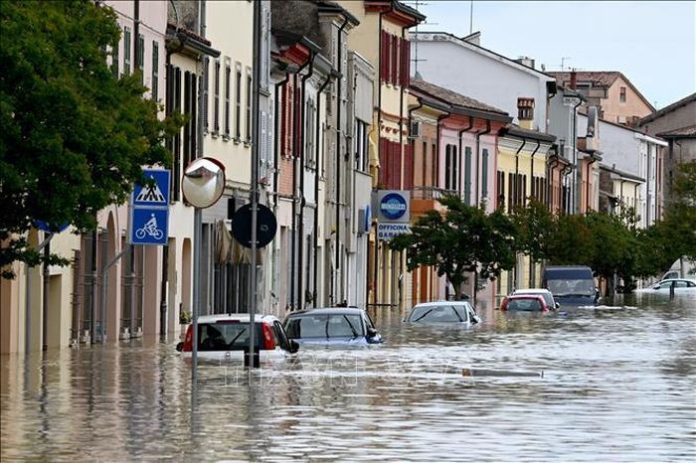 Italy: Vùng Emilia-Romagna bị ngập lụt nghiêm trọng nhất trong 100 năm Italy: Vùng Emilia-Romagna bị ngập lụt nghiêm trọng nhất trong 100 năm