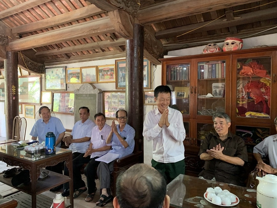 PGS.TS Nguyễn Thanh Tú (đứng) tại Đình thờ Phùng Thanh Hoà 