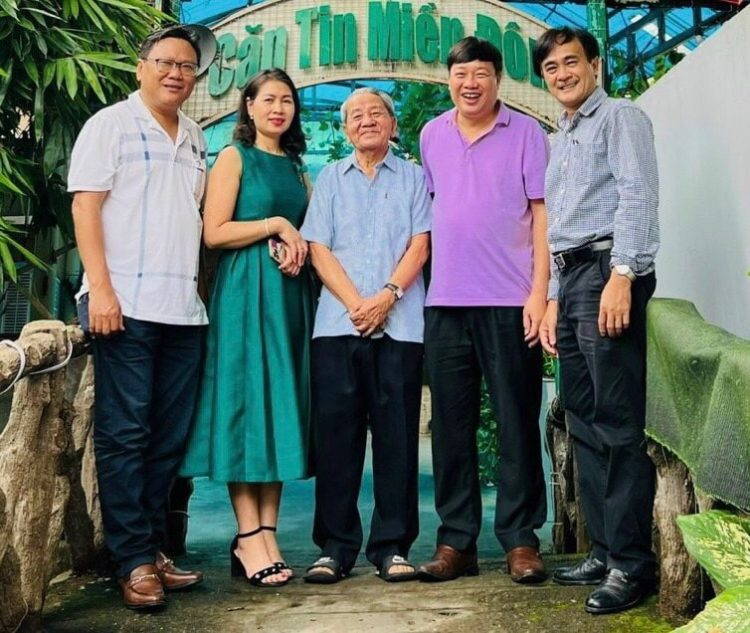 Nhà thơ Hoài Vũ (thứ 3 từ phải sang)