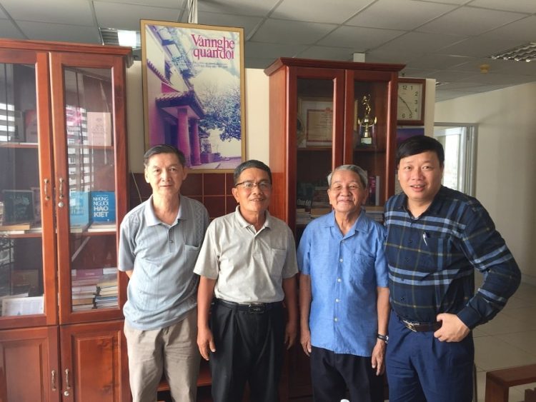 Nhà thơ Hoài Vũ (thứ 3 từ trái sang)