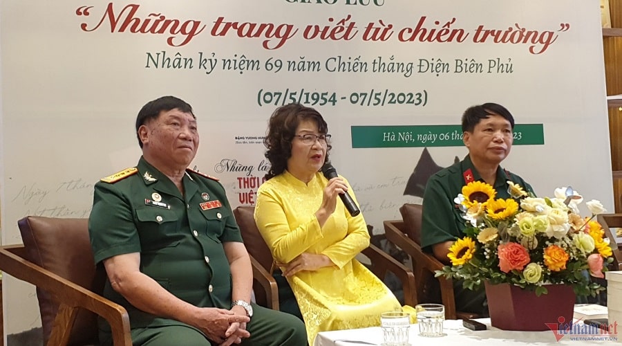 Nhà văn Đặng Vương Hưng, bà Trần Hồng Dung, nhà văn Trần Trọng Giá tại buổi giao lưu.