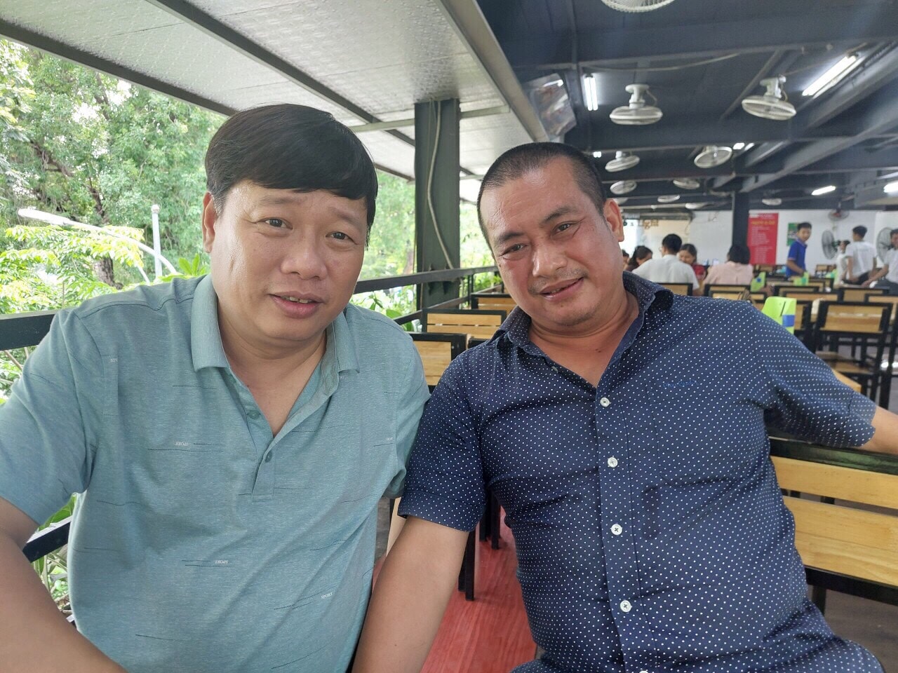 Nhà văn Nguyễn Xuân Tuân (bìa trái) và Nhà văn Phùng Văn Khải.