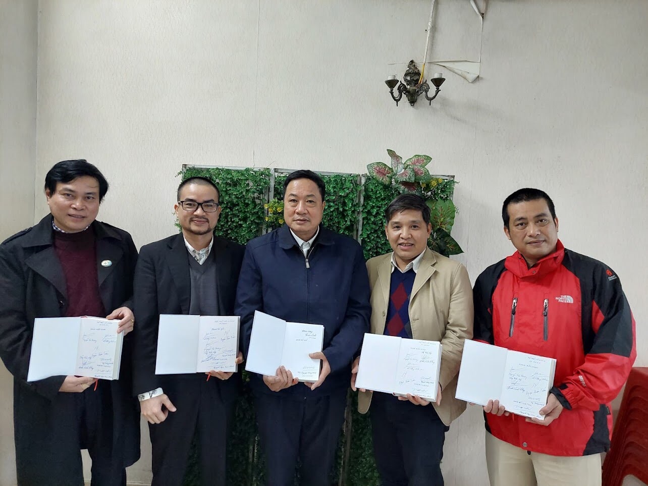 Nhà văn Nguyễn Xuân (áo đỏ ngoài cùng bìa phải ) cùng nhóm biên soạn sách.