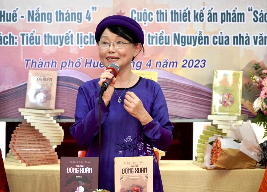 Nhà văn Trần Thùy Mai trong buổi chia sẻ về tiểu thuyết lịch sử tại Huế