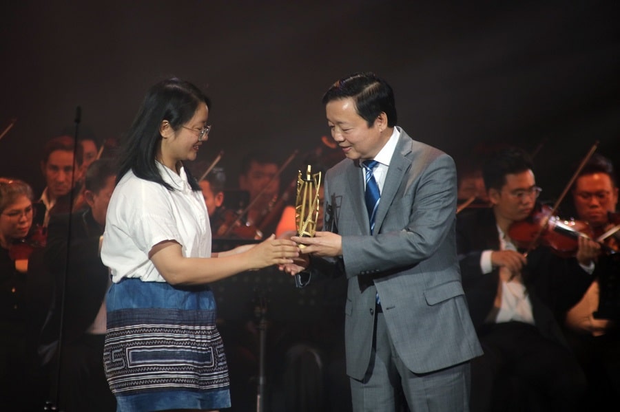 Pho Thu tuong Tran Hong Ha trao giai cho dao dien bo phim Children of the mist min - 'Những đứa trẻ trong sương' đạt giải phim châu Á hay nhất