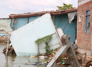 Sạt lở gây đổ sập nhiều căn nhà ở Đồng bằng sông Cửu Long.