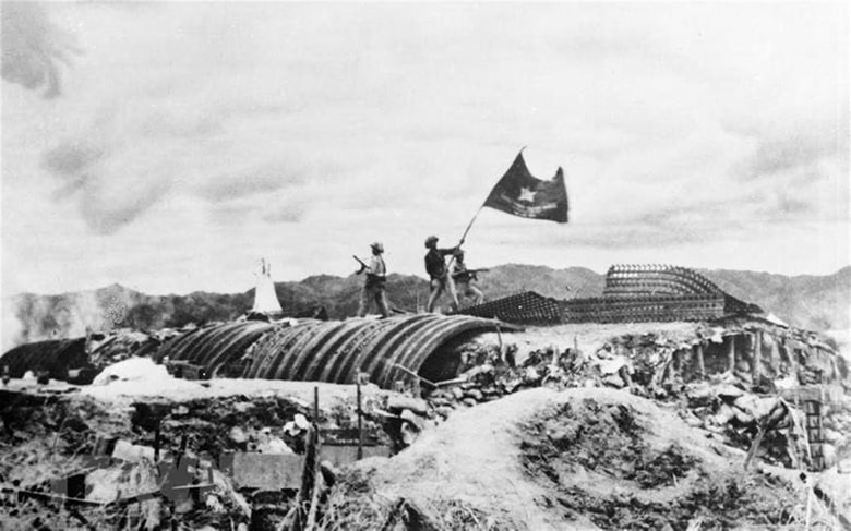 Sau 56 ngày đêm chiến đấu hy sinh, gian khổ, ngày 7/5/1954, lá cờ "Quyết chiến, quyết thắng" tung bay trên nóc hầm De Castres ở Điện Biên Phủ. 