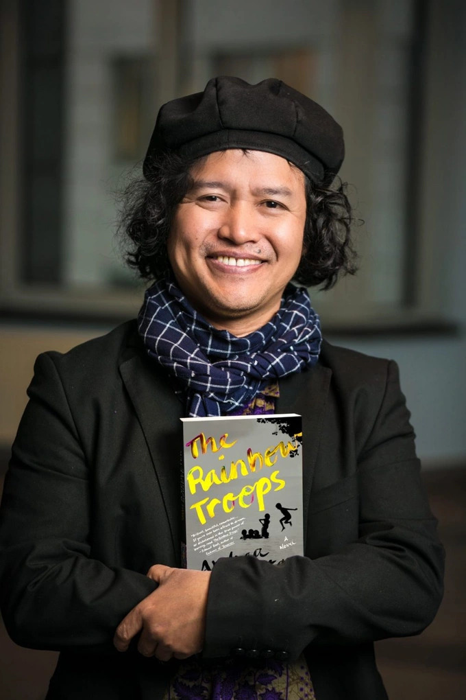 Tác giả Andrea Hirata trên tay cuốn tiểu thuyết "Chiến binh cầu vồng".