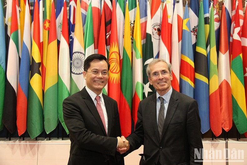 Thứ trưởng Ngoại giao Hà Kim Ngọc gặp Chủ tịch Ủy ban Quốc gia UNESCO của Pháp.