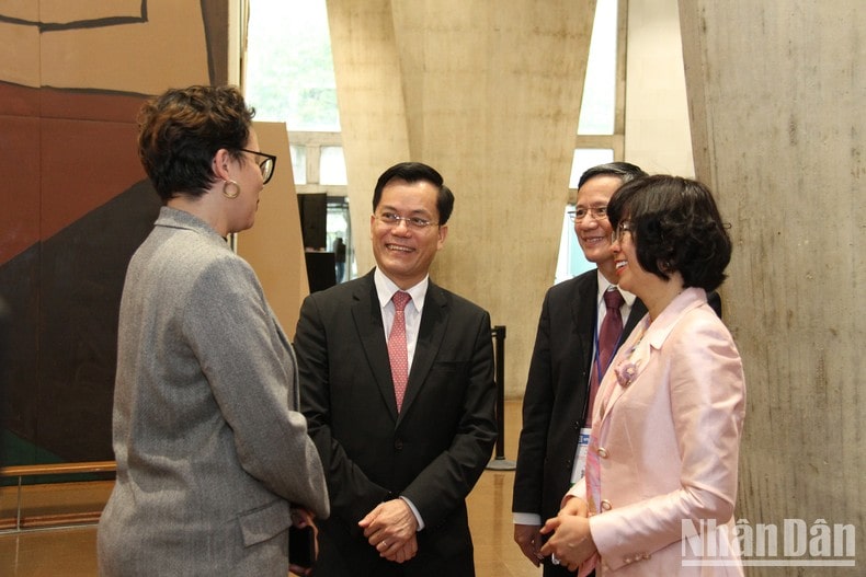 Thứ trưởng Ngoại giao Hà Kim Ngọc và Đại sứ, Trưởng Phái đoàn thường trực Việt Nam bên cạnh UNESCO Lê Thị Hồng Vân trao đổi với đại biểu các nước thành viên tham dự kỳ họp.