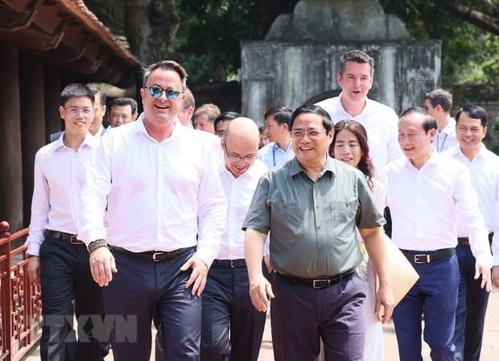 Thủ tướng Phạm Minh Chính và Thủ tướng Đại Công quốc Luxembourg Xavier Bettel tham quan Di tích Quốc gia đặc biệt Văn Miếu-Quốc Tử Giám.