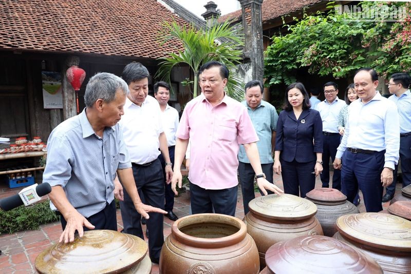 Thuong truc Thanh uy Ha Noi tham tro chuyen voi nguoi dan - Phát huy giá trị làng cổ Đường Lâm bảo đảm ba mục tiêu