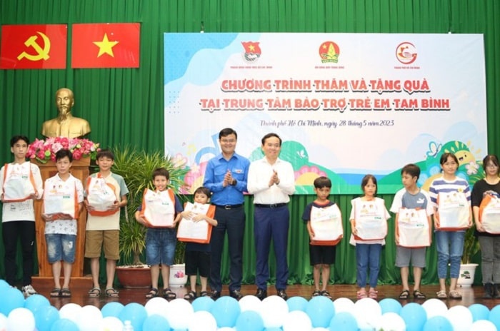 Trao qua cho tre em o Trung tam Nuoi duong bao tro tre em Tam Binh min - Phó Thủ tướng Trần Lưu Quang xúc động trước tâm sự của trẻ có hoàn cảnh đặc biệt