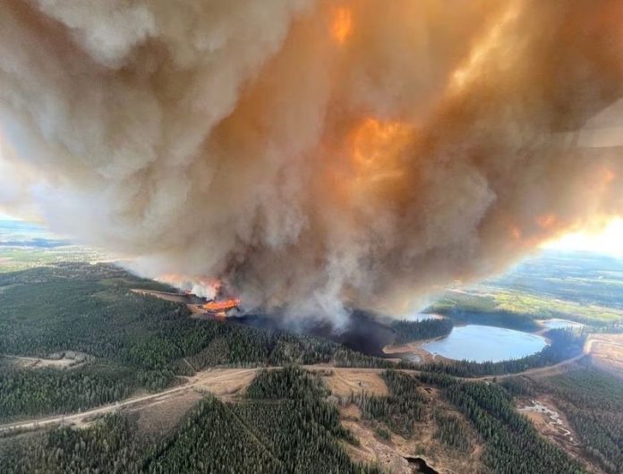 Hàng nghìn người phải sơ tán do cháy rừng ở Canada