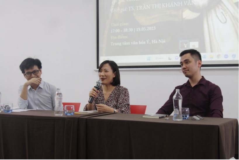 Từ trái sang phải: TS Trần Ngọc Hiếu, dịch giả Trần Thị Khánh Vân, dịch giả Trần Dương Hiệp.
