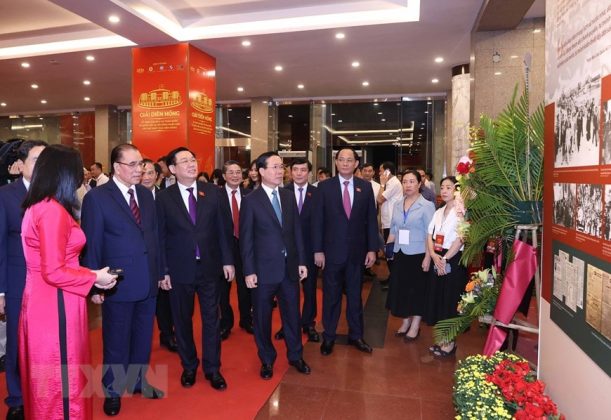 Chủ tịch nước v&agrave; Chủ tịch Quốc hội dự Lễ trao giải Di&ecirc;n Hồng