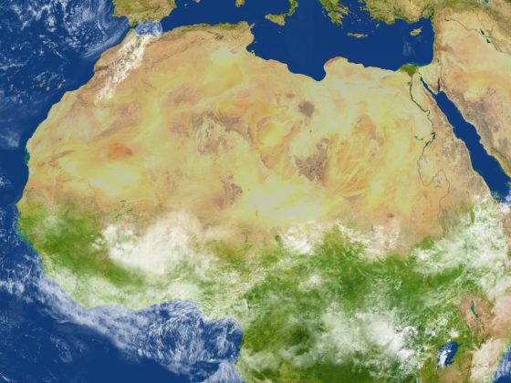 Trong tiếng Ả Rập cổ đại, Sahara c&oacute; nghĩa l&agrave; "kh&ocirc;ng gian trống rỗng" hoặc "kh&ocirc;ng gian nơi kh&ocirc;ng c&oacute; g&igrave; ph&aacute;t triển", hay n&oacute;i c&aacute;ch kh&aacute;c l&agrave; sa mạc. Đ&acirc;y l&agrave; sa mạc lớn thứ ba tr&ecirc;n thế giới, c&oacute; diện t&iacute;ch khoảng 8,6 triệu km2. Trong những năm 1990, Sahara đ&atilde; mở rộng gần 636.000 km2.