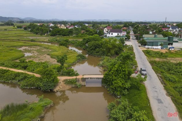 Theo Gi&aacute;o sư Nguyễn Huy Mỹ, cổng v&agrave;o l&agrave;ng cổ Trường Lưu xưa bắt đầu từ khu vực cầu Quan, c&acirc;y cầu bắc qua s&ocirc;ng Ph&uacute;c Giang, d&ograve;ng chảy đổ v&agrave;o s&ocirc;ng Ngh&egrave;n v&agrave; xu&ocirc;i về biển qua cửa S&oacute;t ng&agrave;y nay.