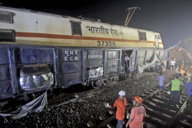 1 min 5 630x420 - Hiện trường vụ tai nạn đường sắt thảm khốc ở Ấn Độ